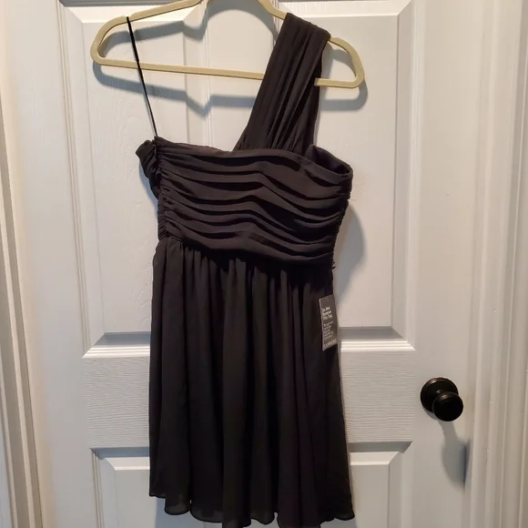 Express one shoulder black dress with pleats, size 2 - Picture 4 of 13